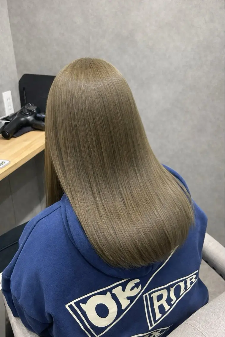 セミロング カラー ベージュカラー ブリーチ 透明感カラー オリーブベージュ ヘアカラー トリートメント ミルクティー職人× HIROSEのヘアスタイル