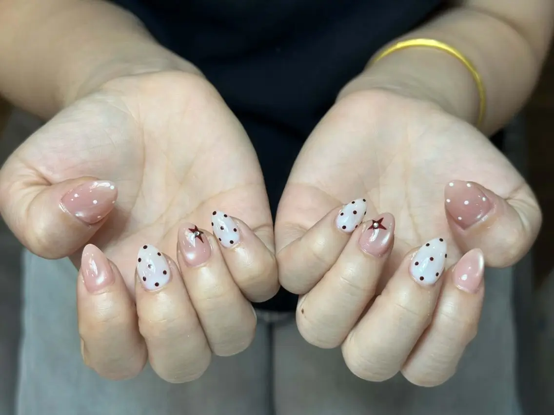 ネイル チークネイル ドット フレンチネイル グラデーション 韓国ネイル ハンドネイル Lisa Nail Salonのネイルデザイン