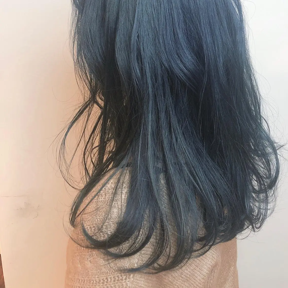 ロング カラー ヘアアレンジ ブリーチ ネイビーカラー ブリーチなしカラー 美髪矯正 韓国レイヤーのヘアスタイル