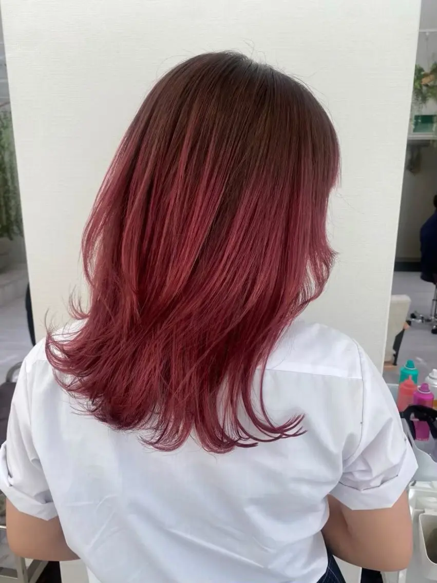セミロング カラー グラデーションカラー レッドカラー SHOEI／艶カラー /レイヤーカットのヘアスタイル