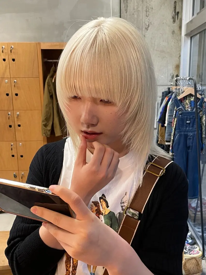 ミディアム カラー ブリーチ ブロンド ハイトーンカラー ホワイトブロンド ウルフカット wewe: momoeのヘアスタイル