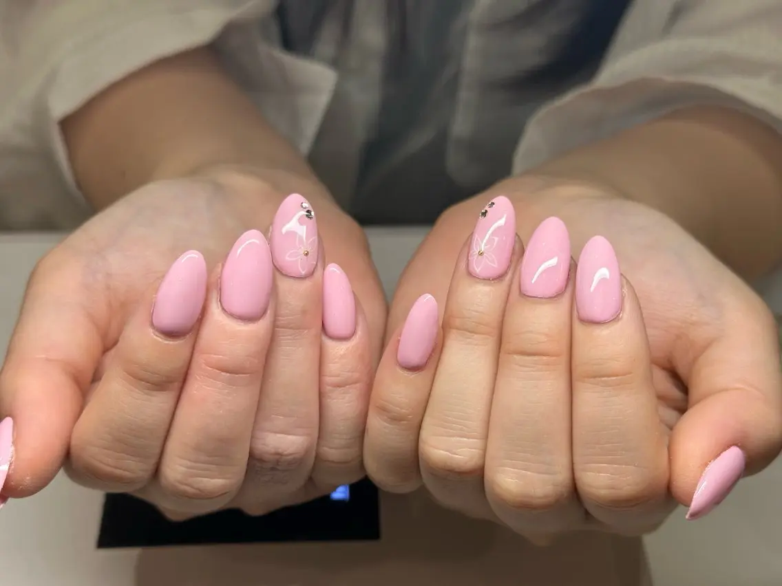 【社内検定モデル】チップ長さだし(ワンカラー+フラットアート+ストーン)の写真