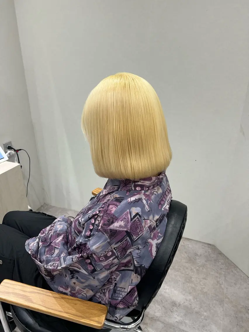 ミディアム カラー ベージュカラー ブリーチ 抜きっぱなしブロンド ケアブリーチ デザインカラー ヘアカラー アオリ/韓国風 ハイトーン/レイヤーのヘアスタイル