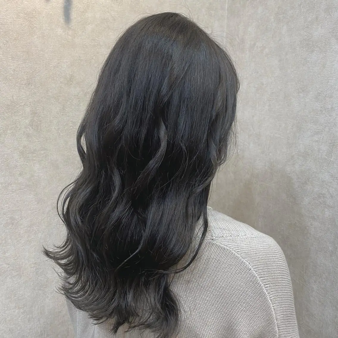 セミロング カラー アッシュ アッシュグレー ブリーチ 透明感カラー 齊藤 萌香のヘアスタイル