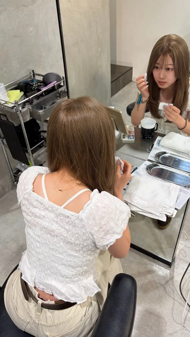 ロング カラー ベージュカラー ブリーチ ミルクティーベージュ ヘアカラー トリートメント FLEEK 安立徹のヘアスタイル