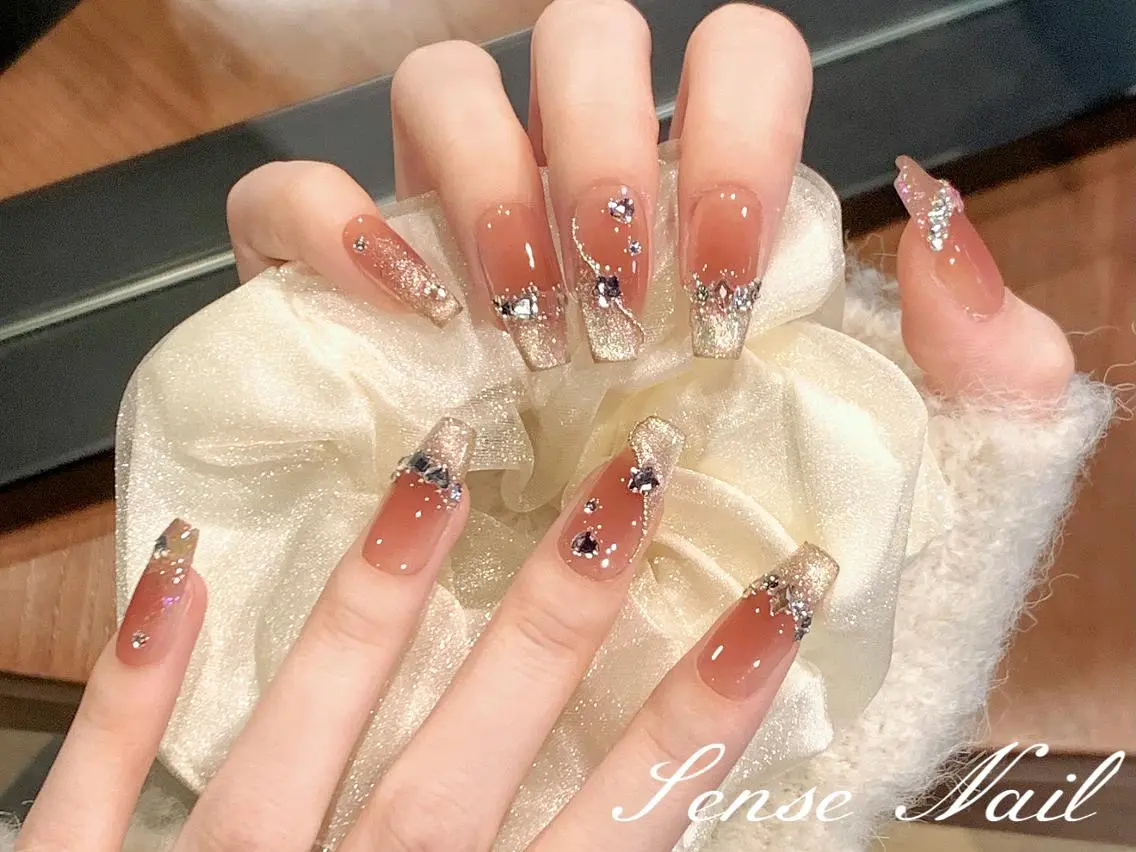 ネイル Queening 🦋のネイルデザイン