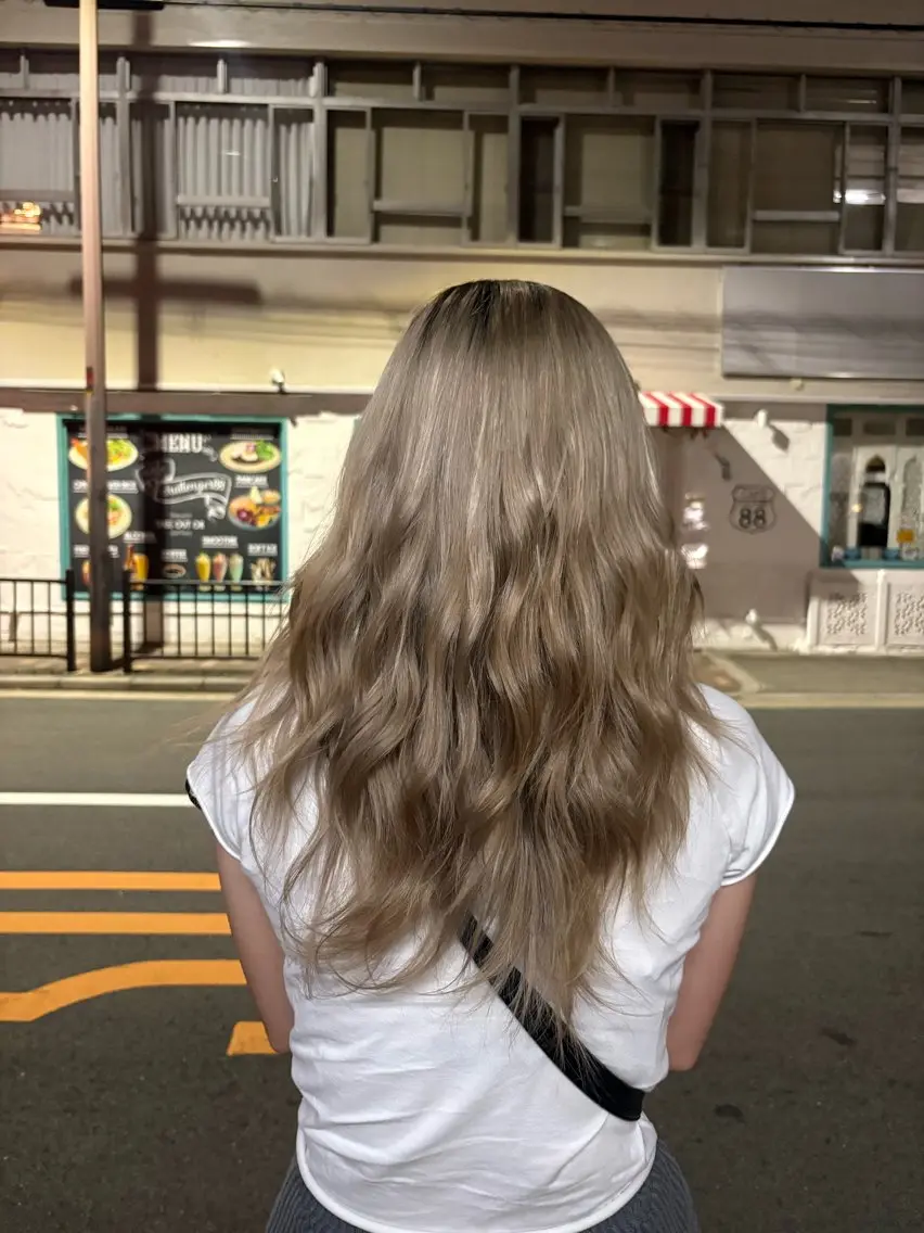 ロング カラー ブリーチ ブラウンカラー ハイライトカラー シルバー ハイライト ヘアカラー 森脇 万葉のヘアスタイル