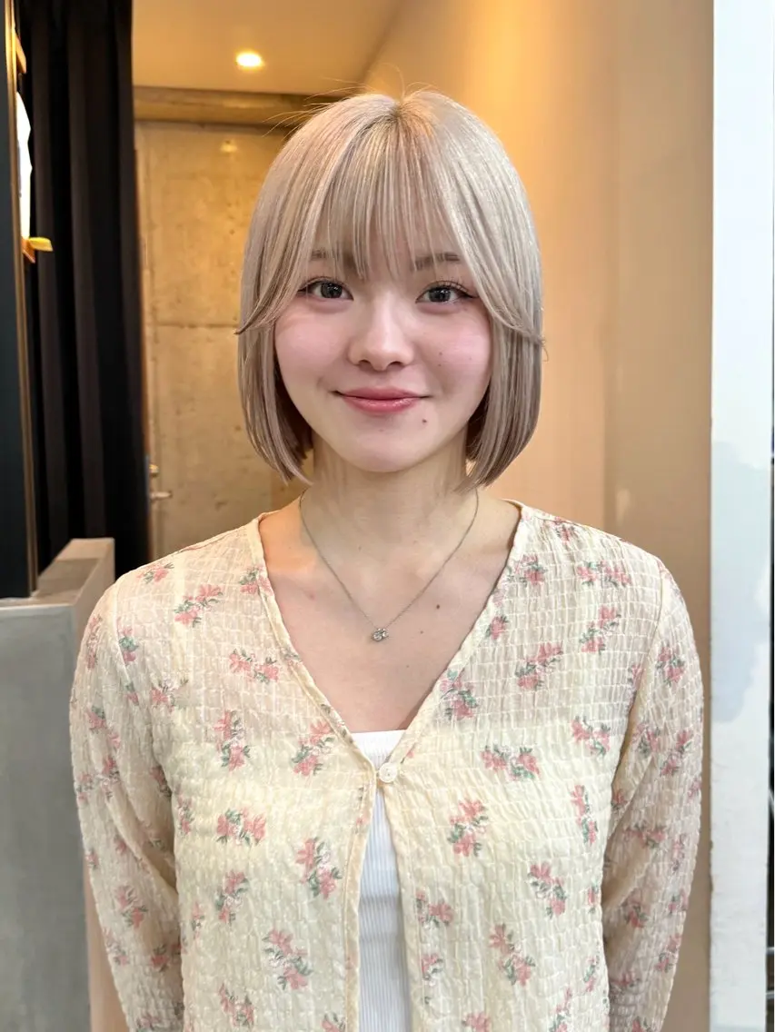 ショート カラー グレージュ ハイトーンカラー ボブ 切りっぱなしボブ/ ブリーチカラー/大塚のヘアスタイル