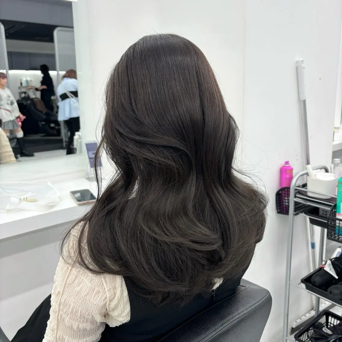 セミロング カラー 抜け感レイヤー︴ ニュアンスカラーのヘアスタイル