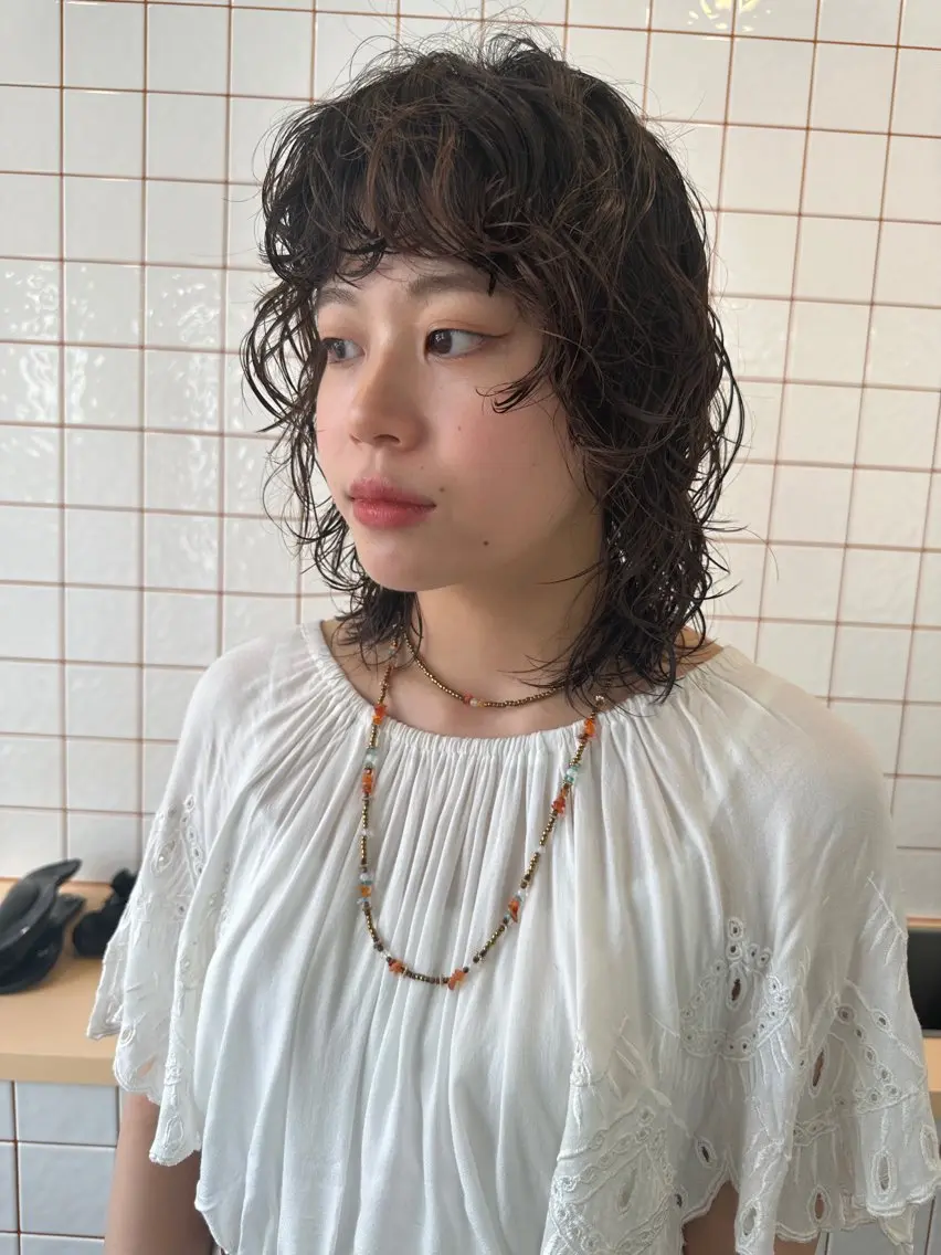 ミディアム カラー パーマ ミディアムパーマ グレージュ レイヤーカット ウルフカット ウルフレイヤー カット ヘアカラー パーマ ボブ/レイヤー/ケア パーマ/リュウタのヘアスタイル