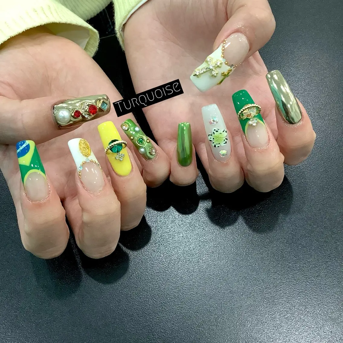 ネイル ハンドネイル 個性派ネイルサロン 💅🏼ターコイズのネイルデザイン