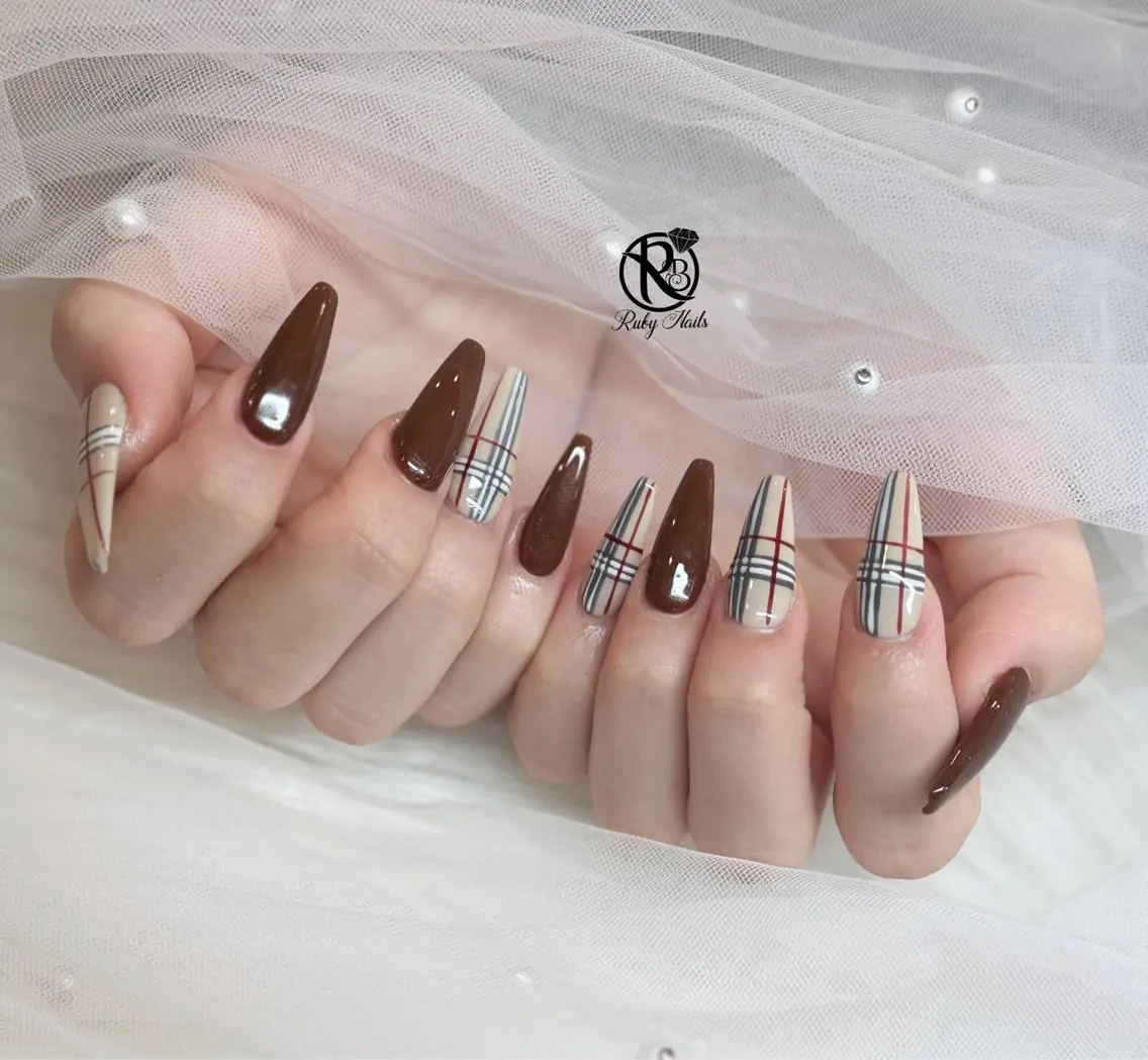 ネイル ボルドー ブラウン チークネイル ドット フットネイル ハンドネイル RUBY Nail 日暮里店のネイルデザイン
