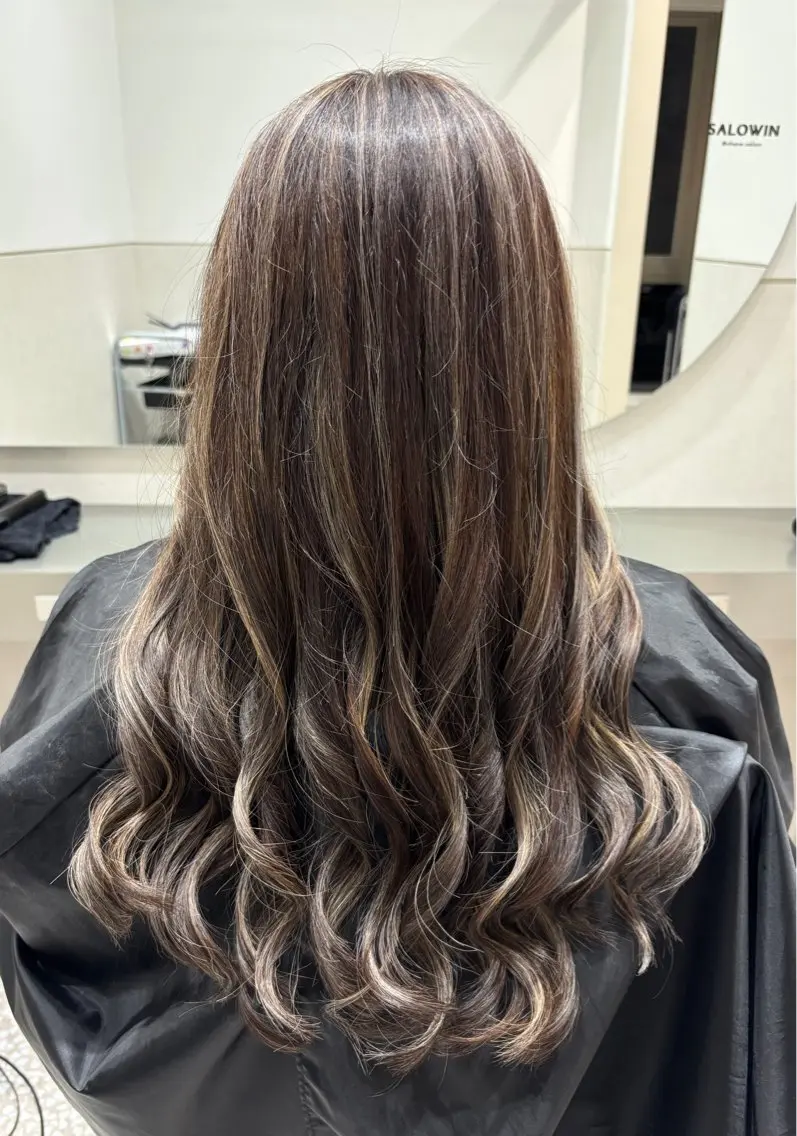 ロング ハイライト ヘアカラー kazufumi ..のヘアスタイル