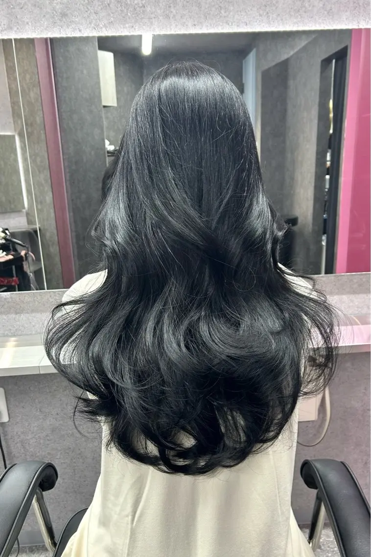 カラー 黒髪 ブリーチ ブルーカラー ブルーブラック nanaka 🤍韓国ワンホンヘアのヘアスタイル