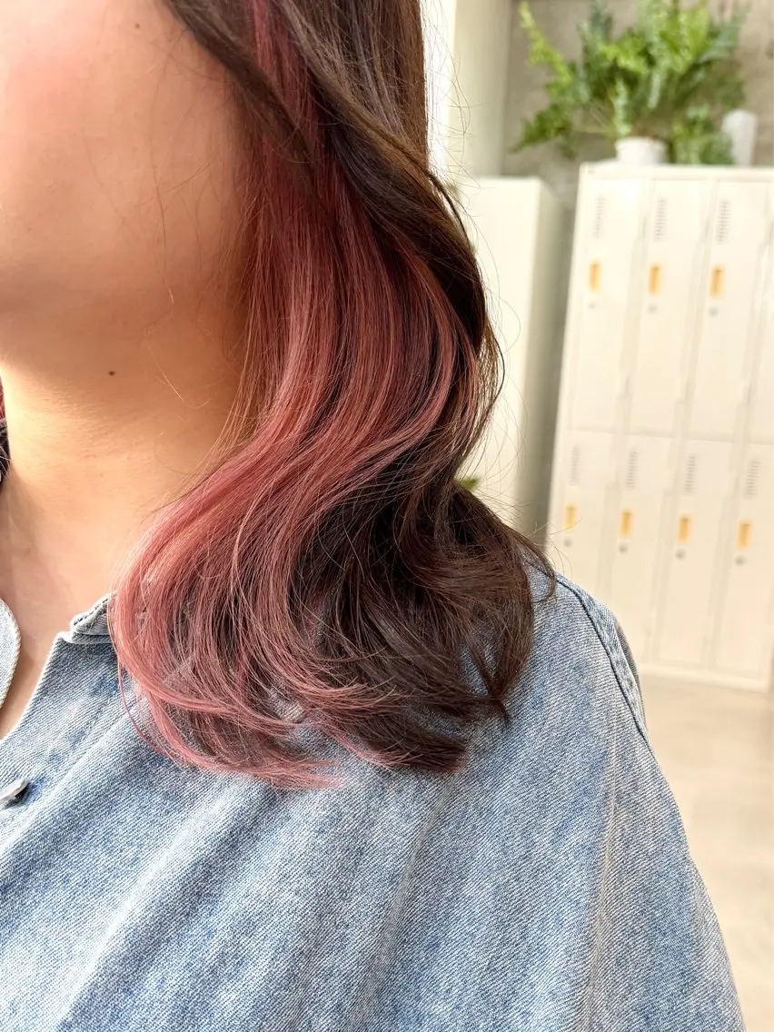 ミディアム カラー ベージュカラー インナーカラー ピンクカラー ピンクベージュ ヘアカラー トリートメント 切りっぱなしボブ/ ブリーチカラー/大塚のヘアスタイル