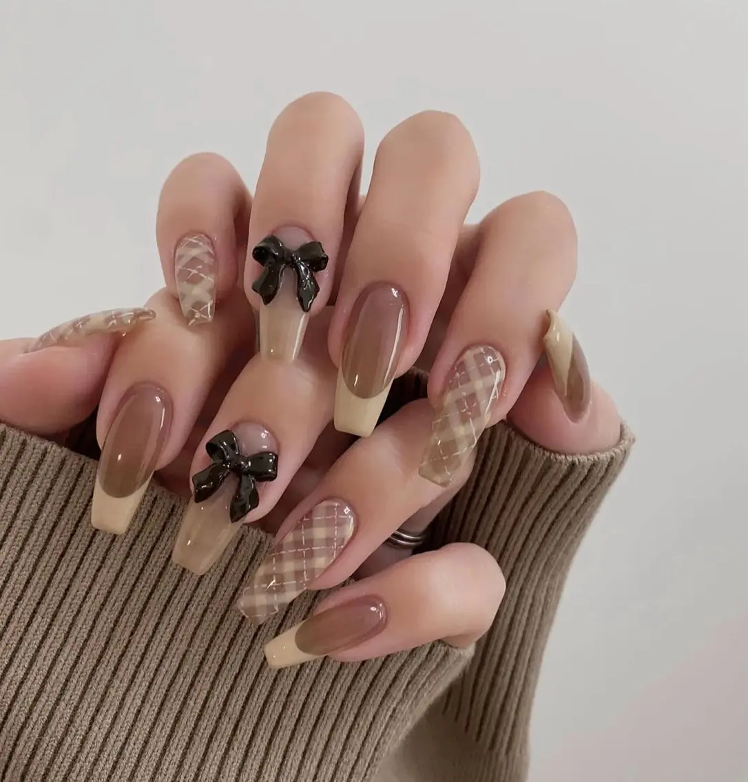 ネイル チークネイル ドット フットネイル フレンチネイル グラデーション ハンドネイル ハンドケア Aria Nail Beautyのネイルデザイン