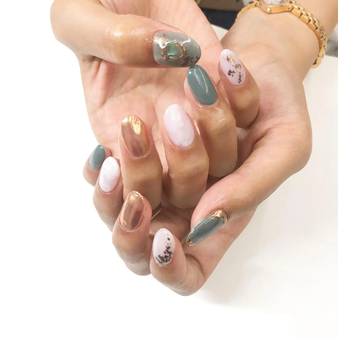 ネイル グリーン ミラーネイル ハンドネイル フットネイル Minami 🍓のネイルデザイン