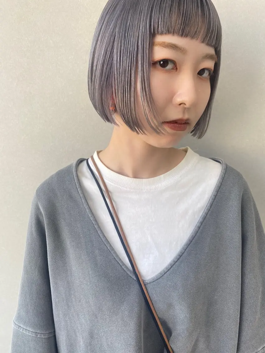 ショート カラー ブリーチ ダブルカラー グレージュ シルバー ボブ -福岡博多筑紫口- 大津成美のヘアスタイル