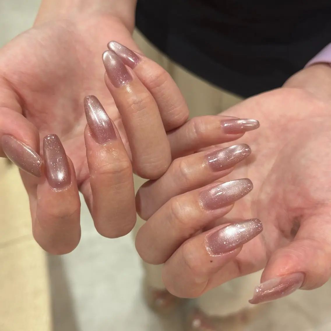 〔光をまとう指先〕マグネット・艶パールの写真
