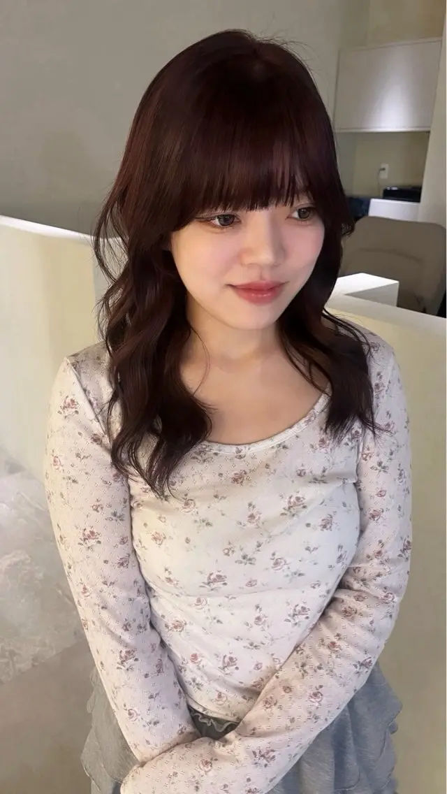 セミロング カラー レッドカラー ヘアカラー トリートメント Koharu🍓 韓国ヘア/艶髪カラーのヘアスタイル