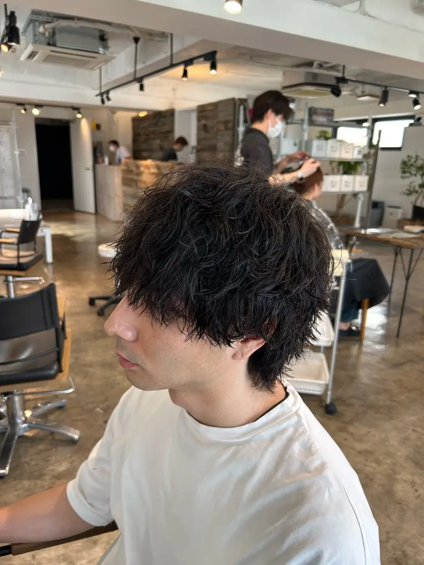ショート パーマ メンズ センターパート ダウンパーマ カルマパーマ メンズ韓国風 マッシュウルフ カット 名駅/フェザーパーマ 韓国ヘア/森岡のヘアスタイル