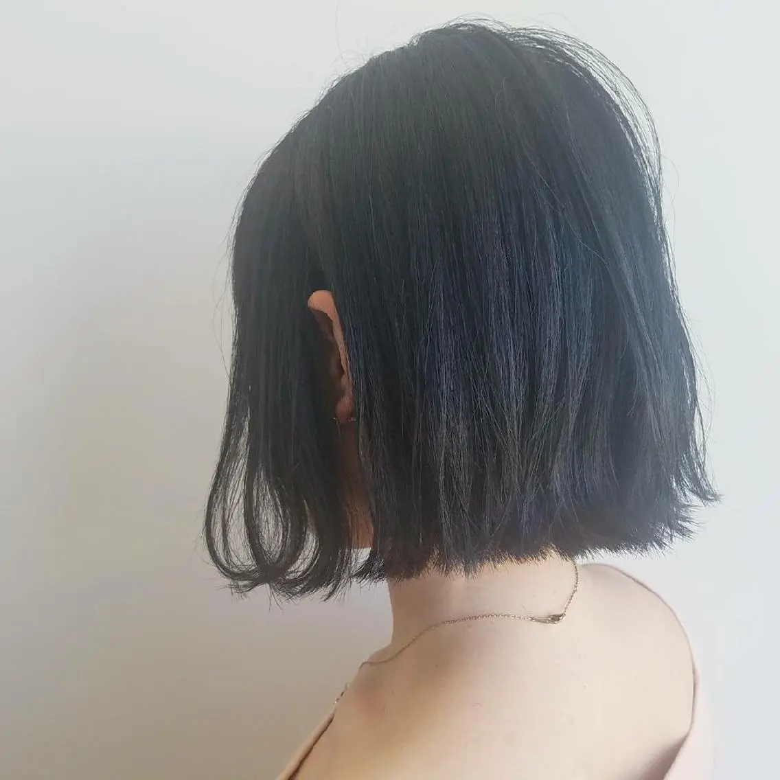 ショート カラー 切りっぱなしボブ 黒髪 ブルーカラー ブルーブラック ボブ iplus　眉毛と まつげパーマ専門店のマツエク・マツパデザイン