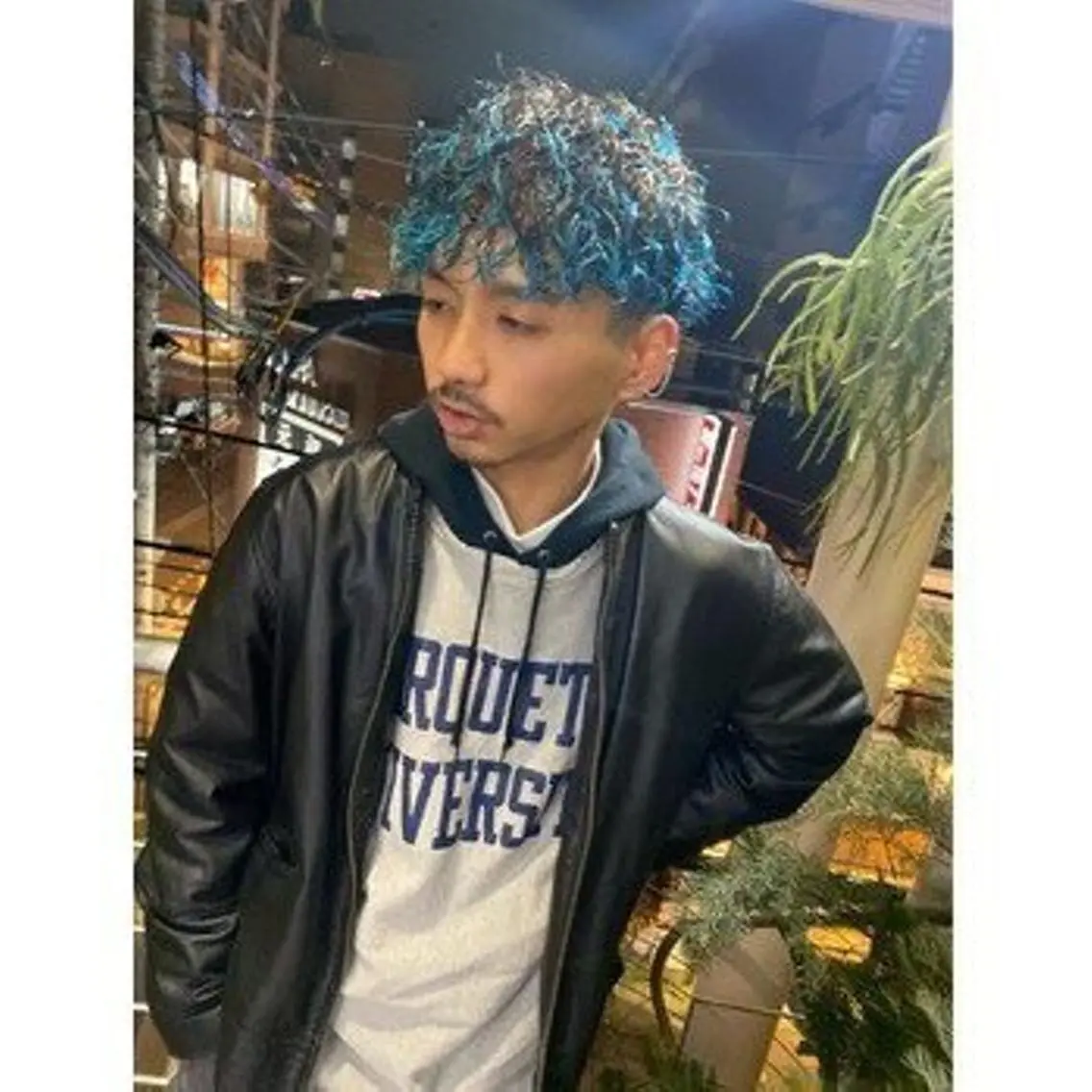 ショート メンズ qiie リタッチ 黒染め　ワンカラーのヘアスタイル