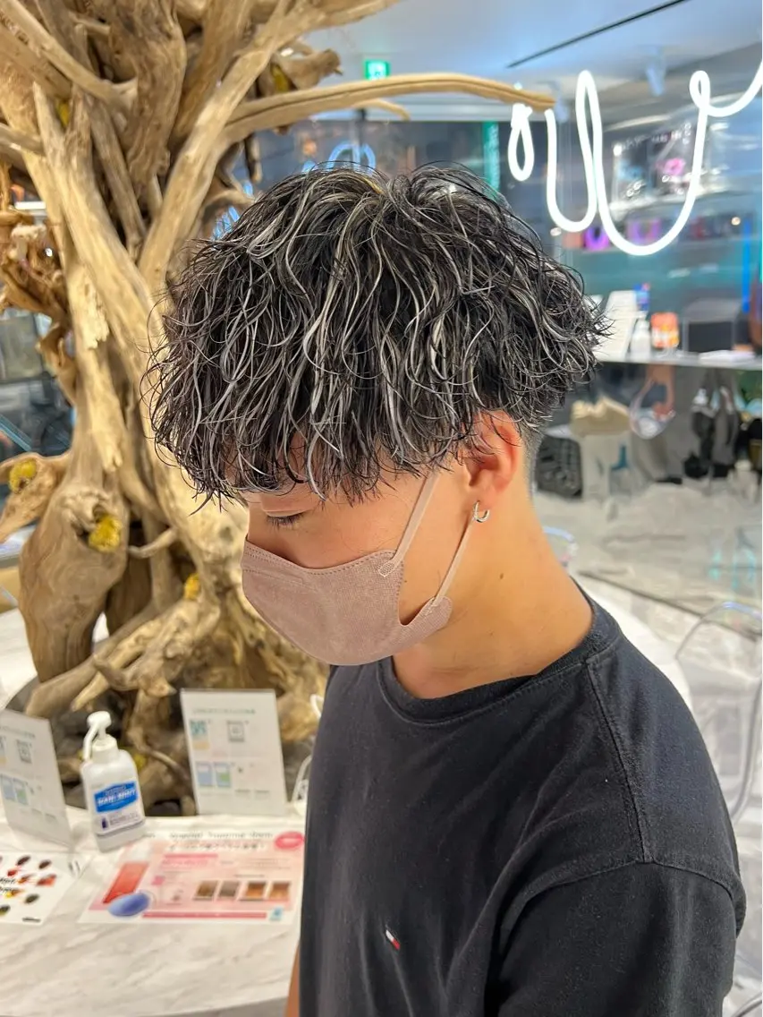 ショート カラー パーマ メンズ メンズパーマ メンズツイストパーマ 波巻きパーマ スパイラルパーマ ツイストパーマ カット パーマ フェザーショート⚡️ REONのヘアスタイル