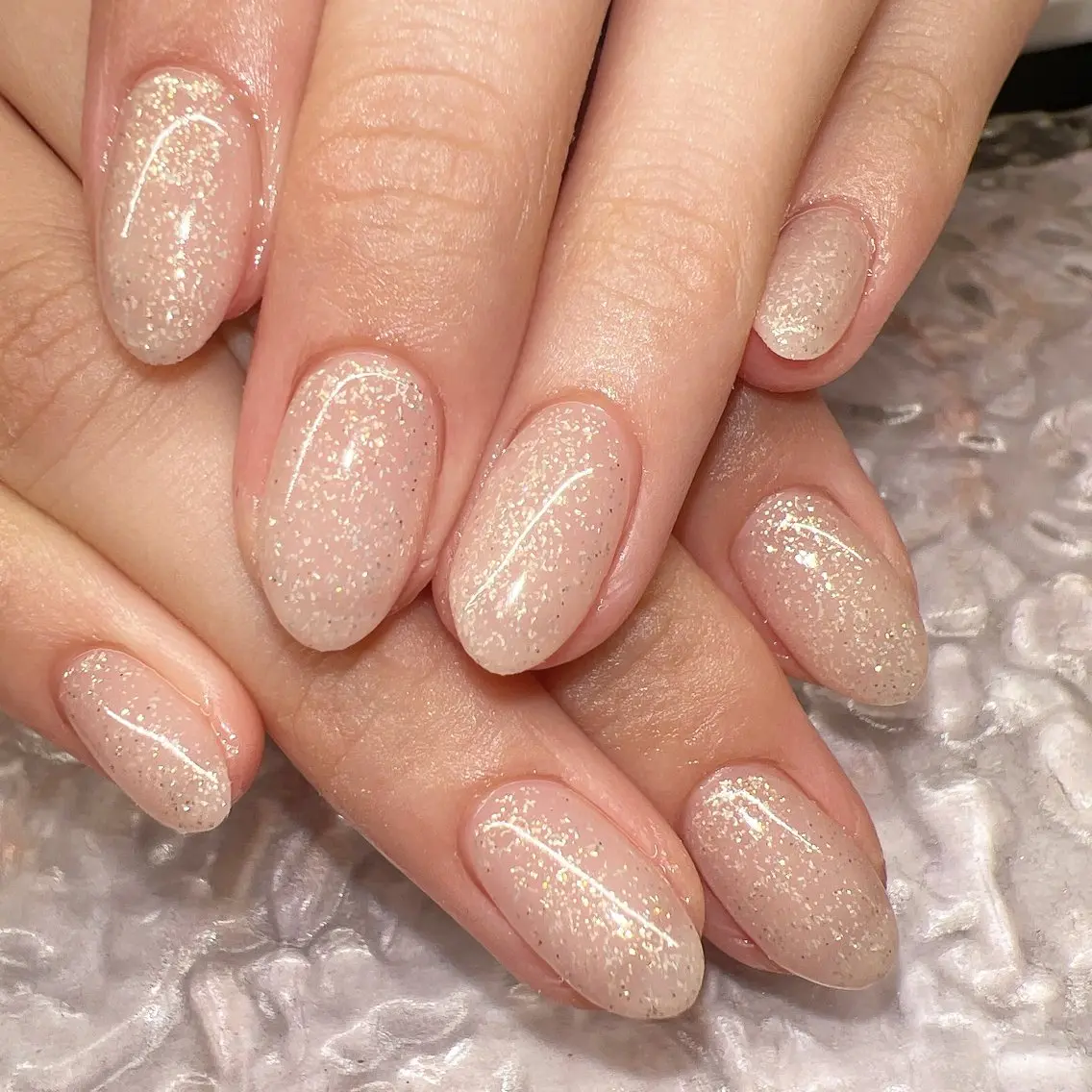 ネイル ゴールド ラメ(グリッター) ハンドネイル マグ🧲等なんでも ワンカラー5700円のネイルデザイン