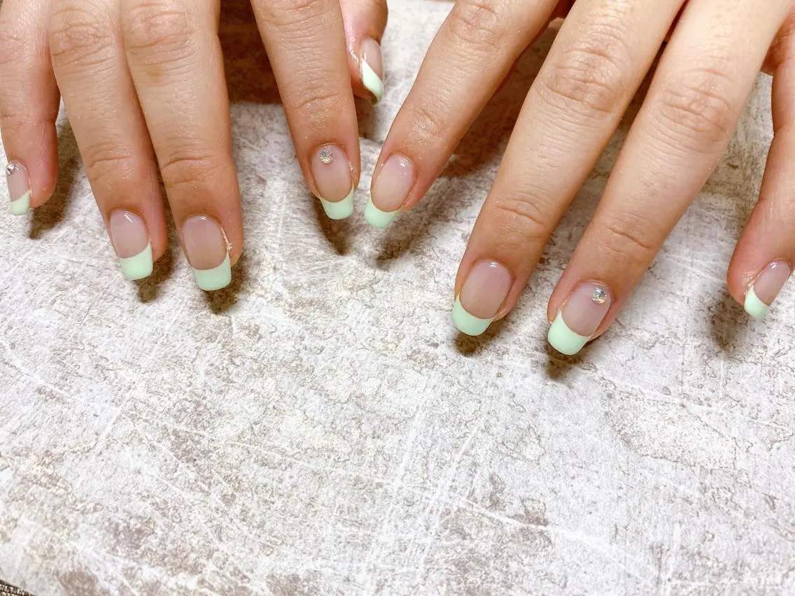 ネイル オーロラネイル フレンチネイル グリーン パステルネイル ストーンネイル mogunail &blowのネイルデザイン