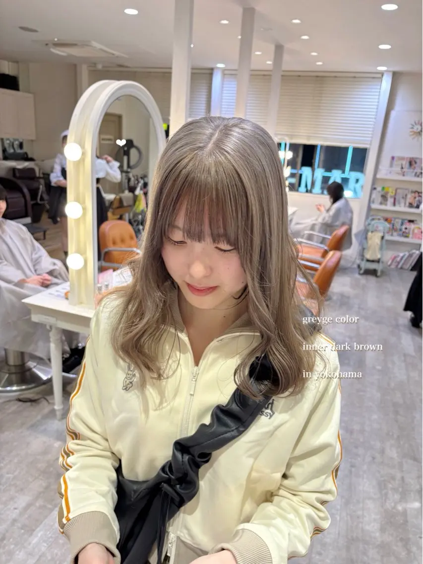 セミロング カラー ブリーチ グレージュ シルバー シルバーグレージュ ヘアカラー シールエクステ横浜 🐏☁️miminaのヘアスタイル