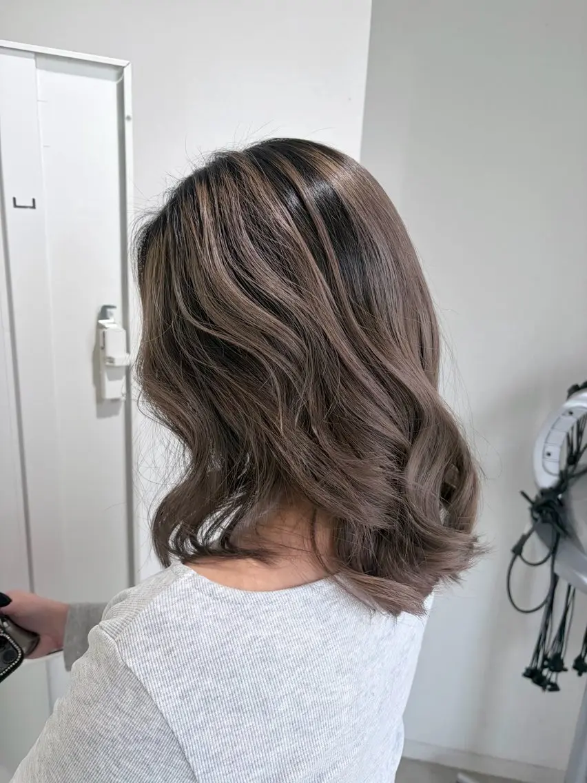 ミディアム カラー バレイヤージュ ブリーチ レイヤーカット ヘアカラー トリートメント EIGHT ／SHU🩶のヘアスタイル