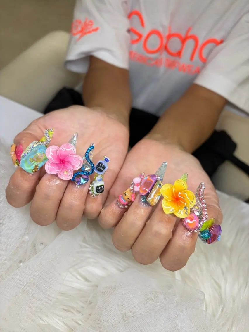 ネイル フラワーネイル キラキラネイル 持ち込み ハンドネイル AOI💅🏾 LUCAS 千葉のネイルデザイン