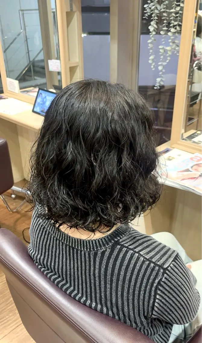 ミディアム パーマ 髪質改善 レイヤーカット トリートメント 山本梨華/ 透明感カラーのヘアスタイル