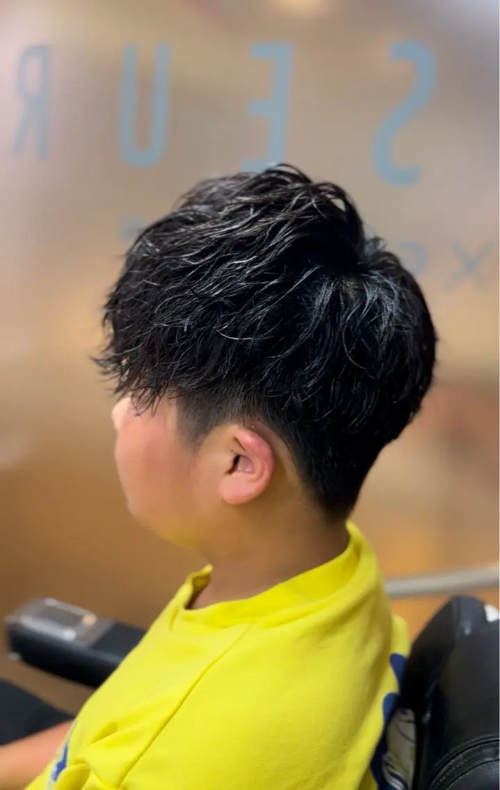 ミディアム パーマ メンズ ミディアムパーマ メンズパーマ 学生（メンズ向け） ツイストスパイラルパーマ 学生 カット パーマ FRISEUR/山本 美芽のヘアスタイル