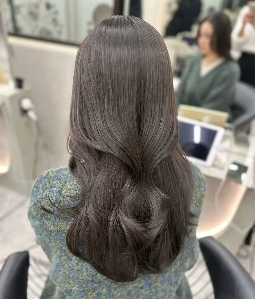 ロング アッシュ アッシュグレー アッシュグレージュ くびれヘア 髪質改善 🎀透明感カラー shizuka🎀のヘアスタイル
