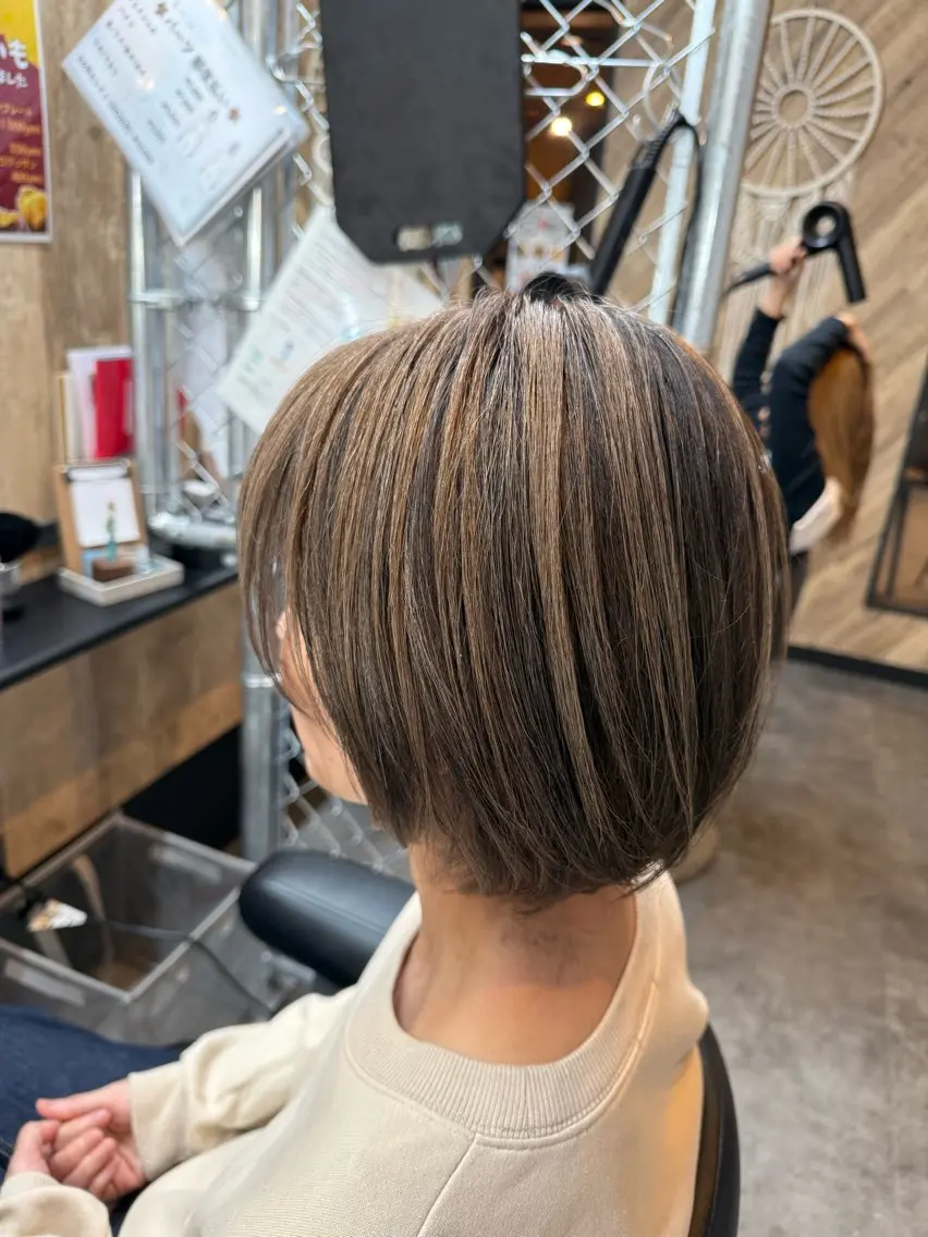 ショート カラー ALOHANA + 一華のヘアスタイル