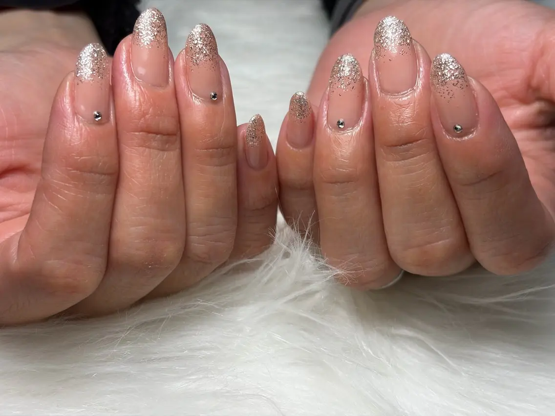 ネイル グラデーション ラメ(グリッター) ラメグラデーション ストーンネイル Nona NAILのネイルデザイン