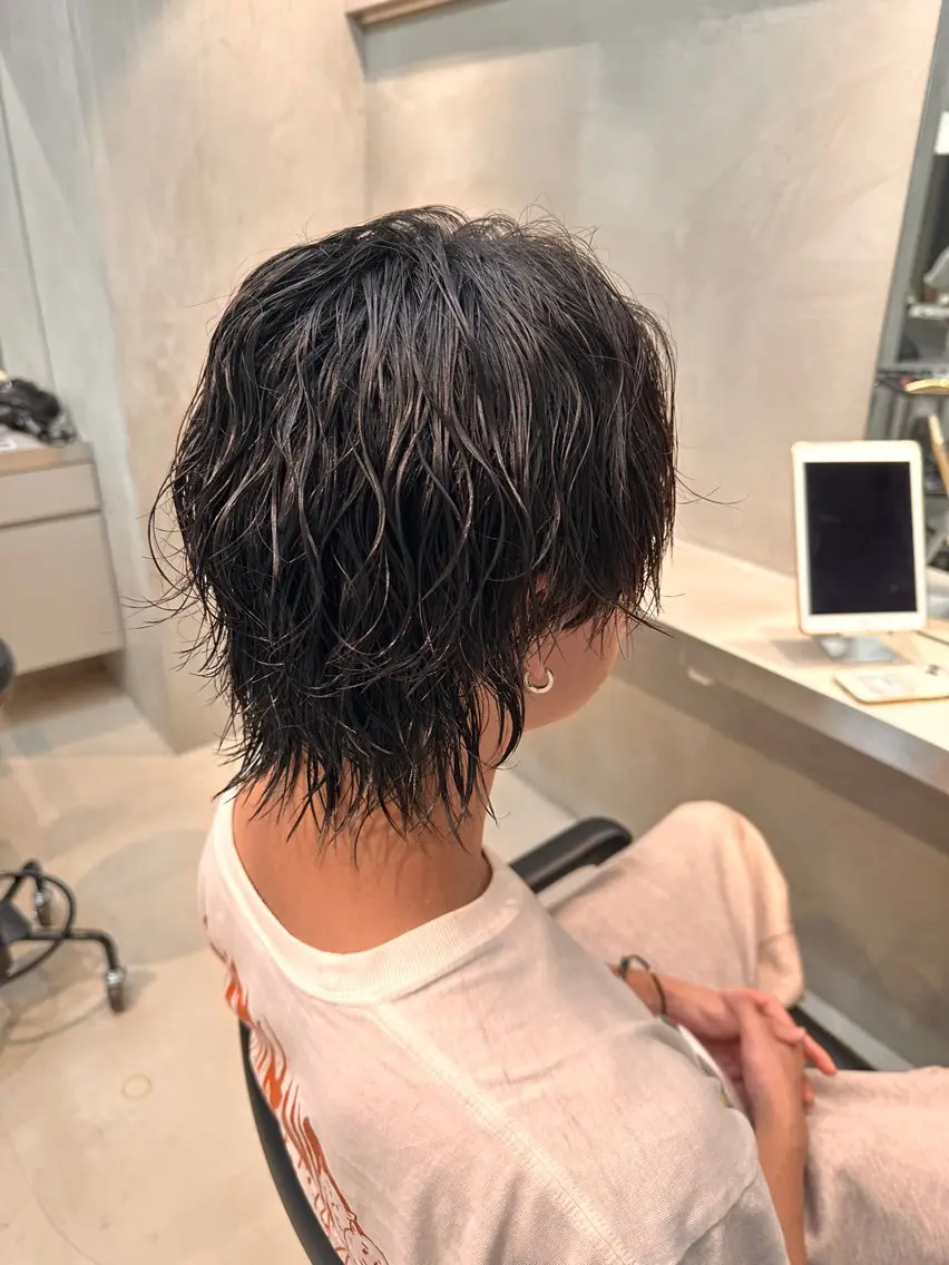 ミディアム パーマ メンズ ミディアムパーマ メンズパーマ 波巻きパーマ メンズウルフカット ウルフカット カット パーマ 小野寺 隼のヘアスタイル