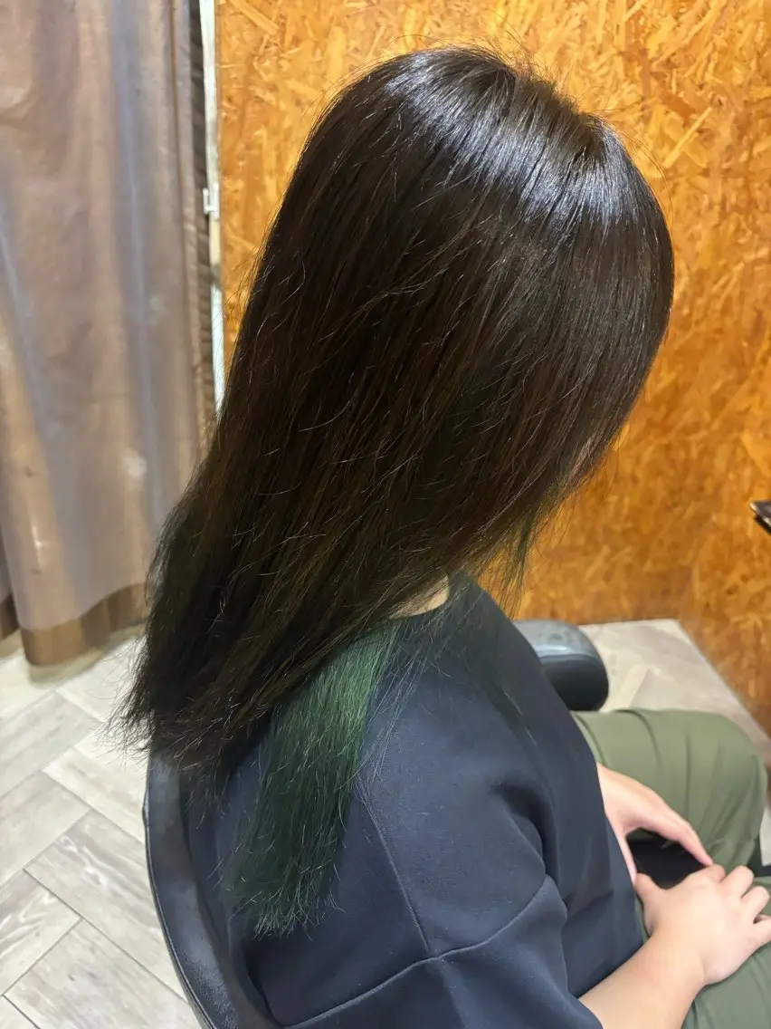 カラー 岡本 大吉のヘアスタイル