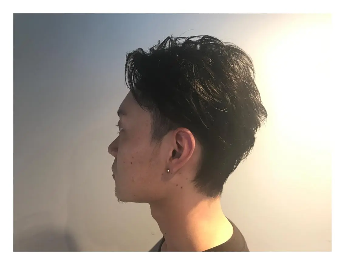 ショート メンズ メンズブリーチ メンズハイライト メンズインナーカラー くせ毛 ハイライト 【美髪とカット】 AKIFUMIのヘアスタイル