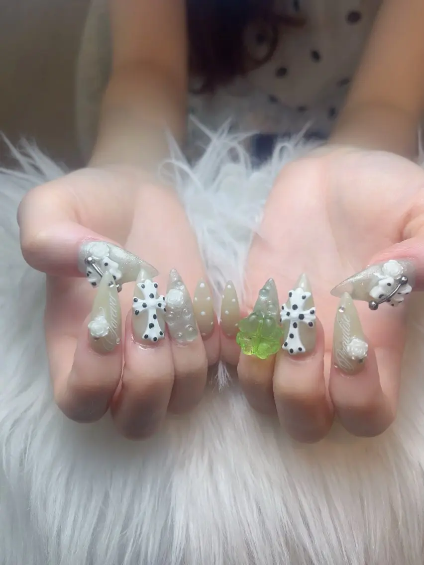 ネイル チークネイル ドット フレンチネイル グラデーション 韓国ネイル ハンドネイル Nie Nail Hinatachanのネイルデザイン