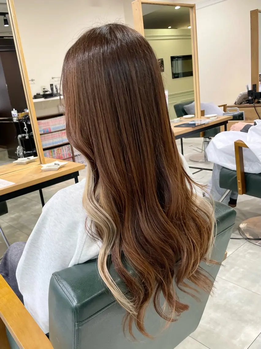 ロング カラー アッシュ ベージュカラー ブリーチ インナーカラー 内田 真里奈のヘアスタイル