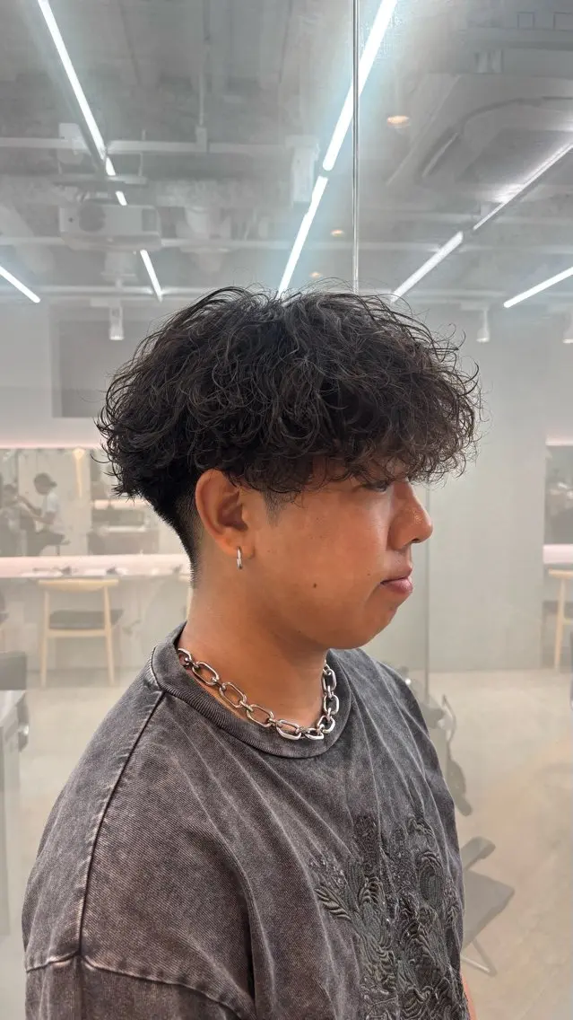 ショート パーマ メンズ センターパート メンズパーマ 波巻きパーマ カット パーマ fifth /波巻き /シャドウ/Kotaのヘアスタイル