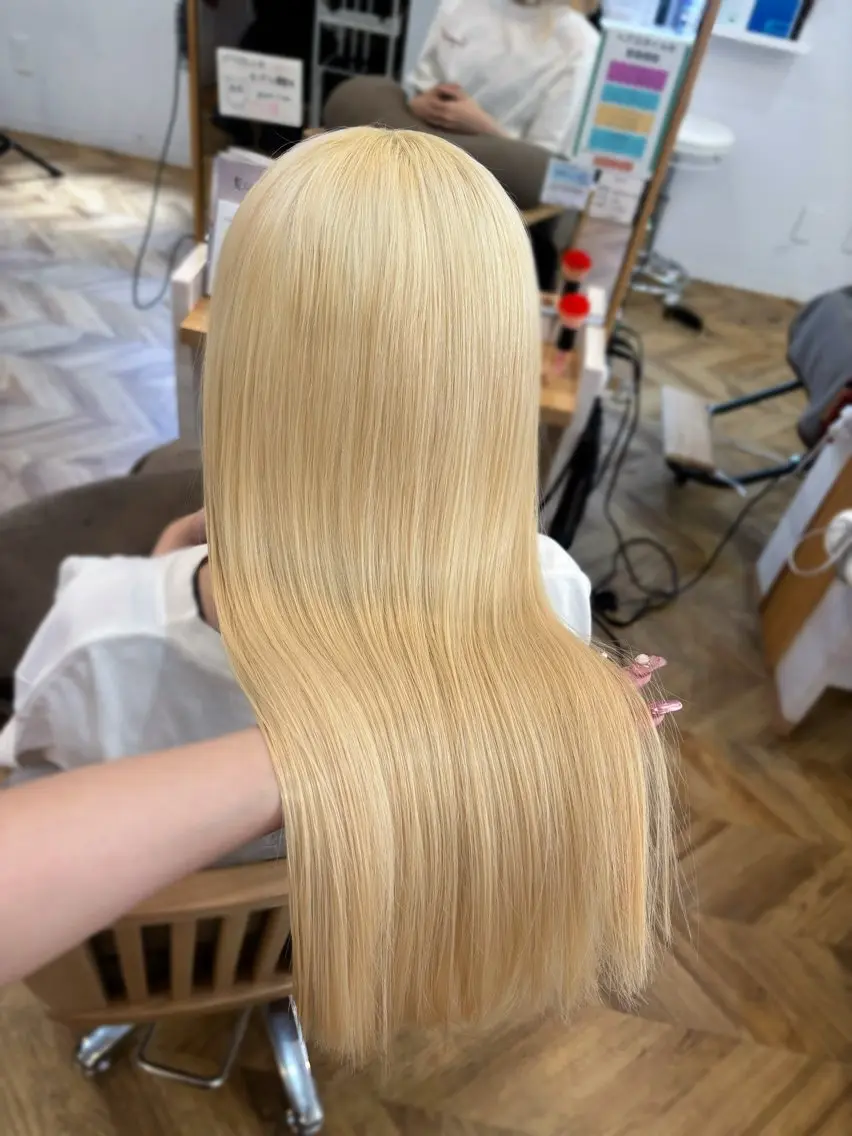 ロング カラー ベージュカラー ブリーチ 抜きっぱなしブロンド ブロンド ケアブリーチ 肌に馴染むハイトーン /ミルクティーカラーのヘアスタイル