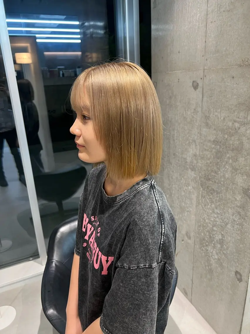 ショート カラー 切りっぱなしボブ ベージュカラー ブリーチ ブロンド ボブ カット ヘアカラー トリートメント 吉沢遣人/レイヤー 艶カラー/抜け感のヘアスタイル