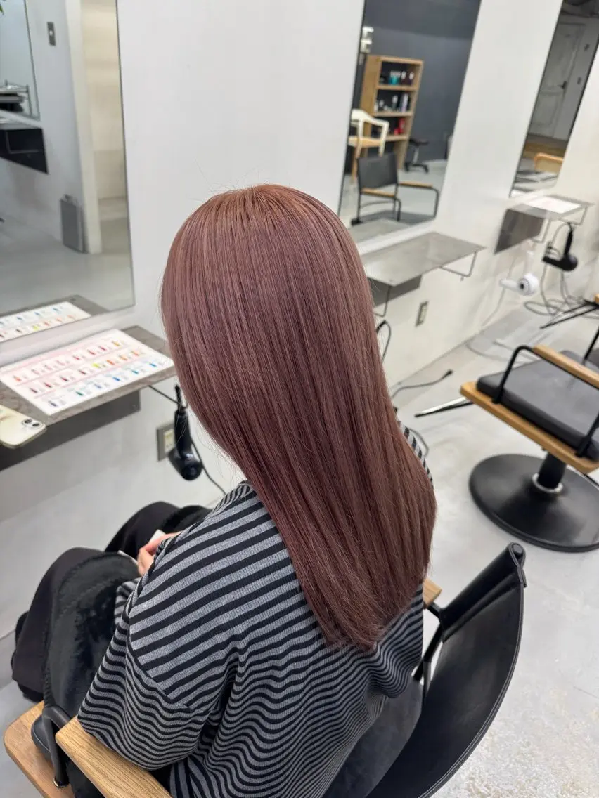 ロング カラー グレージュ ピンクカラー ヘアカラー ゆうと/ブリーチモデ ル/ストレートモデルのヘアスタイル