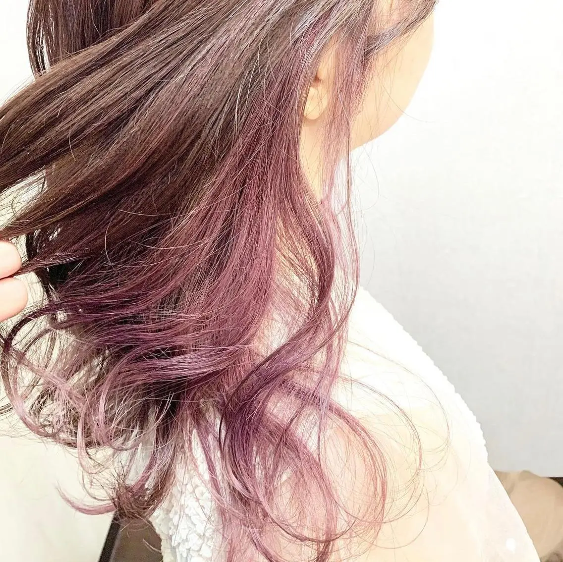 セミロング カラー インナーカラー ピンクカラー ピンクパープル パープルカラー ヘアカラー トリートメント 榎 広海のヘアスタイル