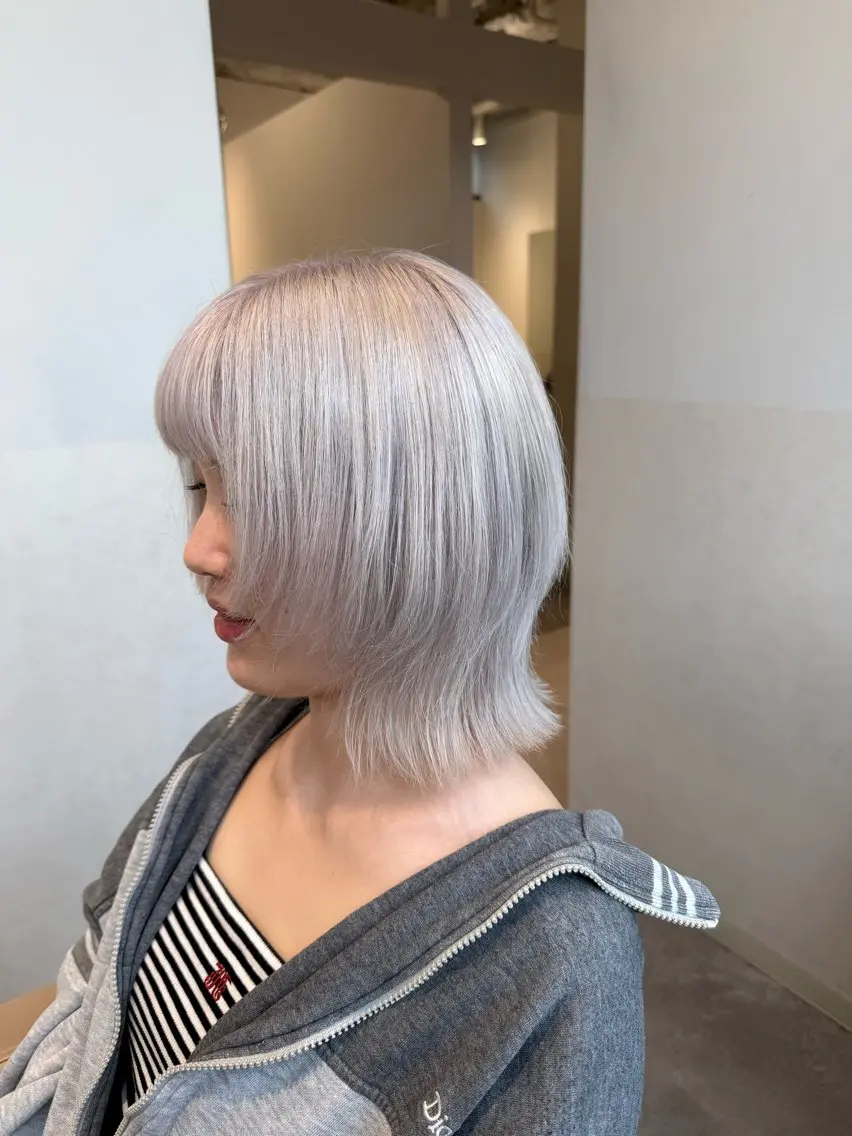 ミディアム カラー シルバー ホワイトシルバー ウルフカット 🍇おぐら めぐみ🍇のヘアスタイル