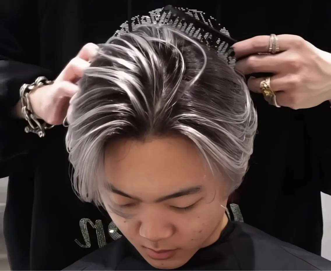 カラー メンズ メンズバレイヤージュ バレイヤージュ シルバー ホワイトシルバー ヘアカラー 表参道/ハイライト バレイヤージュのヘアスタイル